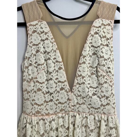 ABS Allen Schwartz Ivory Lace Dress. Size 6. New with tags and small flaw. - Picture 2 of 8